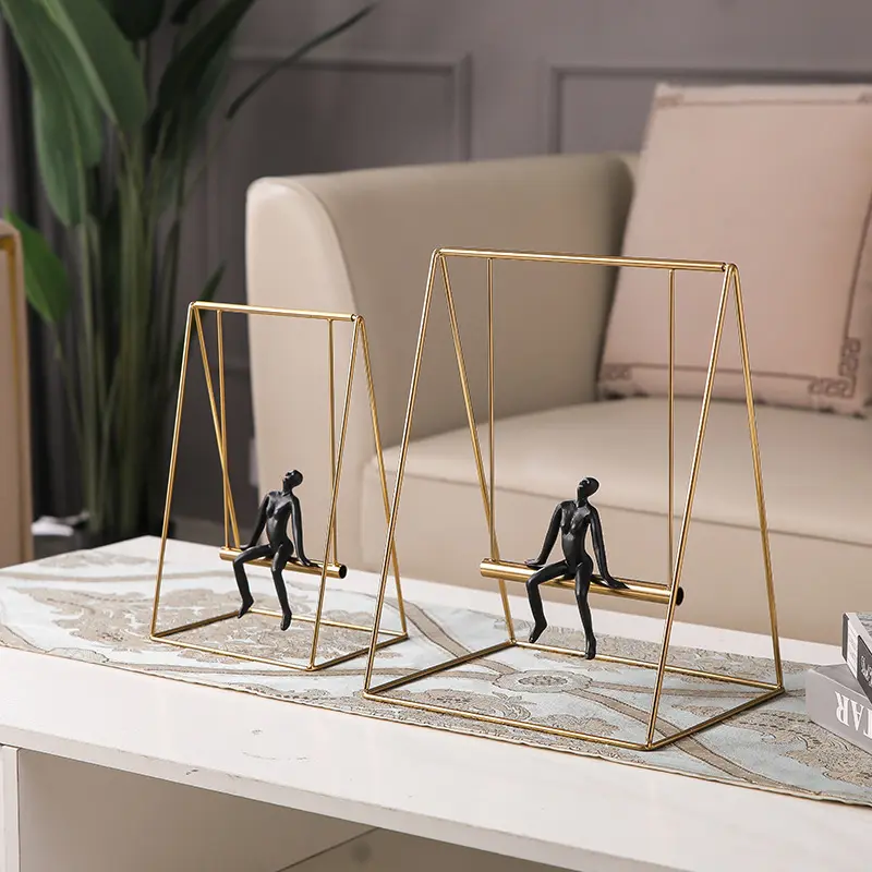 Objets de Table nordiques décoration de luxe haut de gamme Statue artisanat métal moderne articles décoratifs pour la maison Sculpture en métal doré décoration de la maison