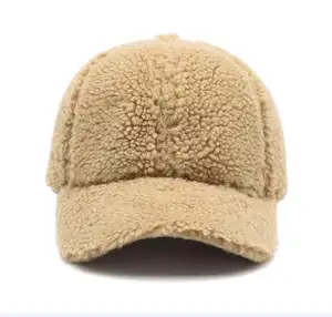 Topi bulu domba Sherpa musim dingin warna Khaki tali belakang gesper logam dapat disesuaikan topi bulu palsu hewan hitam