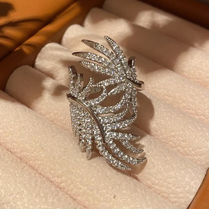 Anello con Foglia e Zirconi, Gioiello da Dito Elegante per Donna, Ideale per Feste, Regalo Raffinato - Product Image 5