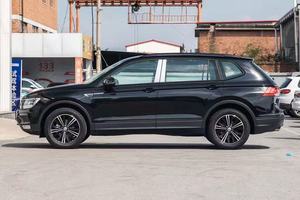Volkswagen <span class=keywords><strong>Tiguan</strong></span> L 2.0T 2019, SUV Mediano-Grande Automático de 4 Puertas y 5 Asientos, Chasis Alto, Disponible en Fábrica - Product Image 4