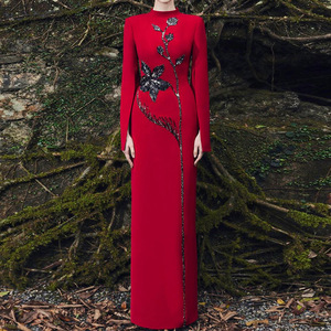 S0425Y 2026 Nuovo Elegante Abito <span class=keywords><strong>Lungo</strong></span> di Qualità <span class=keywords><strong>con</strong></span> Ricami in Strass e Perline, Collo Alto, Maniche Lunghe <span class=keywords><strong>con</strong></span> <span class=keywords><strong>Spacco</strong></span> <span class=keywords><strong>Rosso</strong></span>, <span class=keywords><strong>Vestito</strong></span> da Sera - Product Image 1