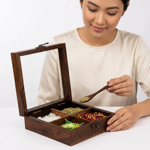 Caja de especias de madera con cuatro compartimentos y cuchara, diseño tradicional para almacenamiento - Product Image 1