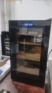 Armoire à cigares Nuelead NE-117 électrique anti-buée en acier inoxydable avec affichage numérique, contrôle intelligent de l'humidité et panneau tactile - Product Image 6