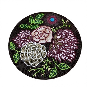 Set de table rond brodé à la main avec perles, motif floral sur fond noir, pour la décoration intérieure et la broderie au point de croix - Product Image 1