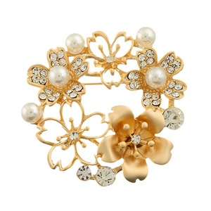 Nouvelles Broches de Luxe Personnalisées en Alliage Plaqué Or avec Perles d'Eau Douce Camélia pour Femme – Idéales pour le Quotidien, les Fiançailles, les Mariages et les Fêtes - Product Image 1