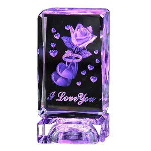 Venta caliente Recuerdos DE BODA personalizados 3D Cubo de rosa de cristal tallado con láser para regalo de niñas