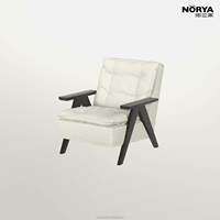 Fauteuil NORYA écologique et contemporain en tissu vert, avec larges accoudoirs en bois, dossier haut et assise rembourrée, idéal pour salon, chambre et lecture