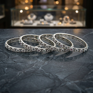 Bracelets classiques oxydés en laiton rubis-vert, 4 pièces, avec placage oxydé, sans nickel ni plomb, bijoux faits à la main par Kanhai Jewels India - Product Image 2