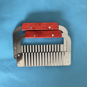 Coupeur de <span class=keywords><strong>savon</strong></span> et de gâteau en <span class=keywords><strong>acier</strong></span> <span class=keywords><strong>inoxydable</strong></span> avec manche en bois dur pour grattoir à fondant pour pâte à pizza et travail de fondant - Product Image 3