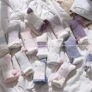 Calcetines de dormir de lana coral para mujer, gruesos, cálidos, antideslizantes, para el hogar, calcetines de felpa para otoño e invierno con suela de silicona - Product Image 4