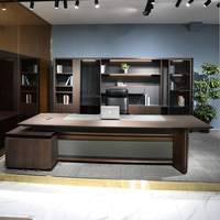 Bureau de direction de luxe, bureau de cadre, poste de travail de bureau, bureau de direction, poste de travail informatique, ordinateur de bureau