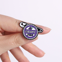 Épinglette en émail personnalisée en forme de bouteille de soda aux raisins, badge métallique rétro violet, mignon, en forme de bouchon de bouteille de soda, bijou cadeau pour amis
