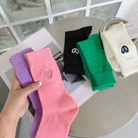 Chaussettes en coton respirant doux à motif brodé pour femmes, toutes saisons, confortables pour la marche et le sport, vente en gros