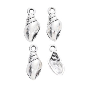 Pendentif en forme de coquille de conque côtelée en alliage de zinc argenté antique à boucle unique pour numéros de table de mariage à la plage - Product Image 4