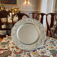 Assiette de présentation 13 pouces en plastique PS, style victorien de luxe, durable, avec bordure à motif de feuilles baroque moderne, pour mariage et repas