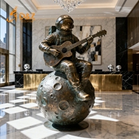 D & Z Art Group conçoit et personnalise des statues d'astronautes en bronze pour une décoration intérieure et extérieure haut de gamme sur le thème de l'espace