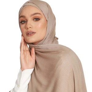 Vente chaude Été Modal En Mousseline De Soie Hijab Ensemble Léger Innercap Double-Cousu Bord Floral Conception Personnalisée Hijab-Vente en Gros - Product Image 6