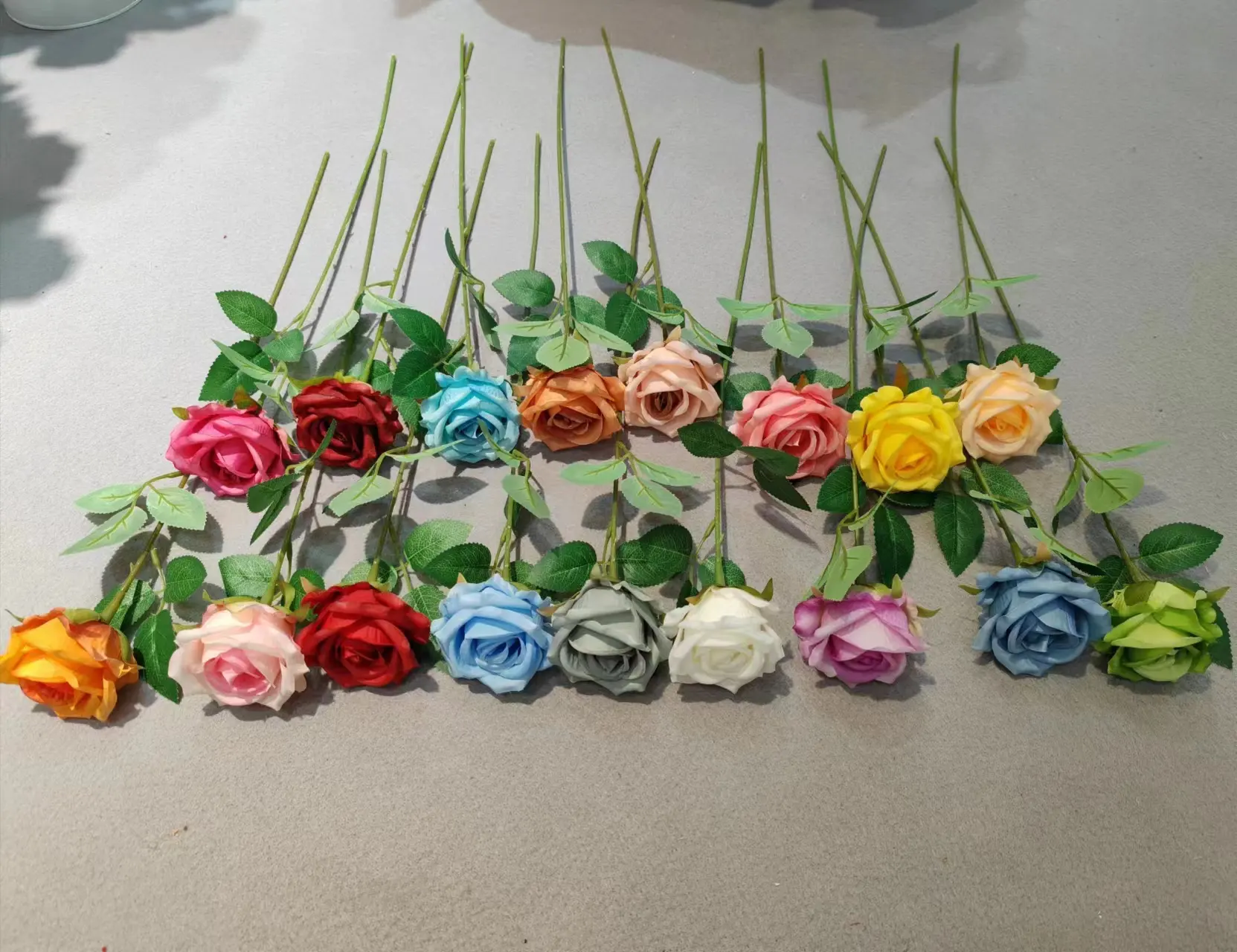 Flores decorativas de rosas de tela personalizadas de alta calidad rosas artificiales rojas y blancas individuales para celebraciones de Año Nuevo