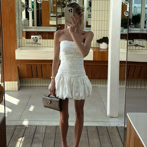 Robe courte blanche sans bretelles, plissée, ajustée, style français, robe courte trapèze, robe courte trapèze plissée pour les vacances - Product Image 2