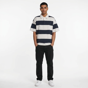 Camisa de punto bordada 100% algodón con estampado digital, antiarrugas, con bolsillo, manga corta, largo regular, blanca y azul marino - Product Image 1