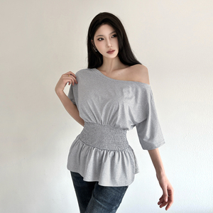 Camiseta básica de color liso estilo francés con cuello asimétrico, cintura fruncida plisada, top elegante informal y versátil. - Product Image 6