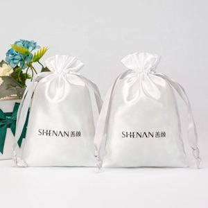 Emballage cadeau luxueux personnalisé en soie satinée avec cordon de serrage pour bijoux - Product Image 1