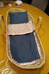 Cuna de bebé vintage con material de mimbre de dos asas - Product Image 4