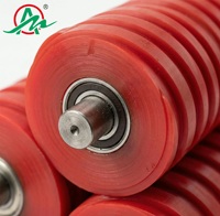Rouleau de convoyeur spiralé recouvert de PU pour la nettoyage et l'alignement automatiques des bandes transporteuses dans l'exploitation minière, la pierrière et la manutention de matériaux en granulats
