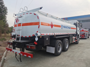 Camion-citerne Shacman F3000 6x4 en état neuf avec transmission manuelle, utilisé pour le transport de pétrole - Product Image 4