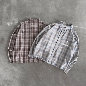 เสื้อเชิ้ตผ้าสักหลาดลายสก็อตสไตล์วินเทจลำลองพิมพ์โลโก้ตามสั่ง เสื้อเชิ้ตแขนยาวทรงโอเวอร์ไซส์คุณภาพสูงสำหรับผู้ชาย - Product Image 1