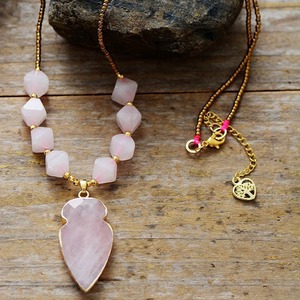 Collier en perles de rocaille avec pendentif flèche en quartz rose, bijoux de mode pour femme, cadeau, alliage de zinc, breloque cœur couleur Vénus, origine Yiwu - Product Image 1