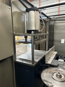 Machine de fraisage de profilés CNC à cinq axes de haute précision avec moteur pour le traitement des profilés en aluminium et des portes et fenêtres - Product Image 6