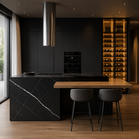 Meuble de cuisine sur mesure et ensemble salle à manger pour appartement de luxe, colonne à vin rétroéclairée, îlot en pierre, quincaillerie antirouille