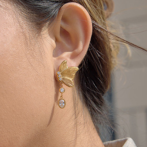 Pendientes con Colgante de Mariposa en Tono Dorado con Cristal de Zirconia, Joyería de Acero Inoxidable para Uso Diario de Mujer - Product Image 3