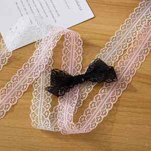 Ruban en dentelle festonnée délicate de 3 cm en gros pour la couture de vêtements et l'embellissement de cols de robes – Rouleau en vrac - Product Image 1