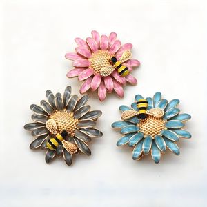 Offerta Speciale: Cappotti, Maglioni, Abbigliamento e Accessori, Spille e Corsage Colorati con Motivi Margherita e Ape Effetto Goccia d'Olio - Product Image 1
