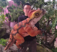 Marionnette de dinosaure Triceratops animatronique réaliste à commande manuelle avec mouvements sonores pour accessoire interactif de parc à thème