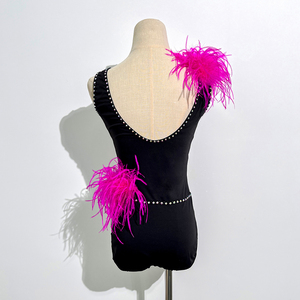 Justaucorps de danse jazz moderne et contemporaine avec détails en plumes noires et roses pour les compétitions de gymnastique - Product Image 5