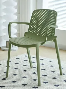 Chaise de bar légère en plastique PP conçue pour les salles à manger intérieures - Product Image 1