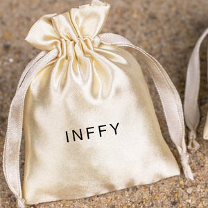 Pochette de luxe personnalisée avec logo, pliable, ovale, pour boucles d'oreilles et bagues, en satin recyclable avec cordon de serrage - Product Image 1