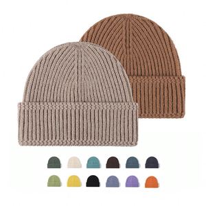 Chapeau d'hiver en acrylique uni pour femmes et hommes, bonnet personnalisé avec patch brodé - Product Image 2