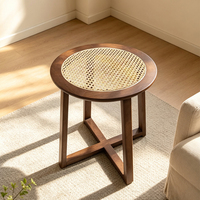 Table d'appoint ronde en bois de frêne avec base croisée et rotin naturel indonésien pour le Moyen-Orient et Israël