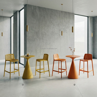 Ensemble de mobilier de bar extérieur moderne pour café et bistro, comprenant des tabourets de bar empilables en plastique et une table, résistant aux intempéries pour terrasse extérieure