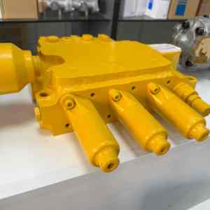 Válvula de control del distribuidor hidráulico Komatsu D375A-3 D375A-3A D375A-3D D375A-5D 709-61-11701 709-62-12101 709-63-11600 para excavadora/bulldozer - Product Image 1