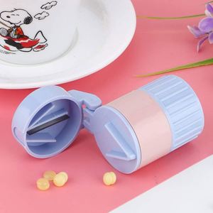 เครื่องบดเม็ดยาพร้อมที่ตัดยา เครื่องบดผงยา ตัวแบ่งยาเม็ด 4 in 1 กล่องใส่ยา - Product Image 3