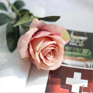 Rose artificielle <span class=keywords><strong>en</strong></span> velours de soie pas chère - <span class=keywords><strong>Tige</strong></span> unique pour la remise des diplômes, la fête des Mères et la fête des Pères, décoration intérieure - Product Image 6