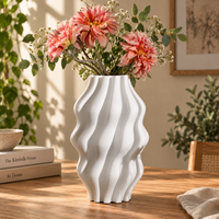 Vase en céramique blanche avec motif de vagues ondulées pour fleurs et décoration intérieure