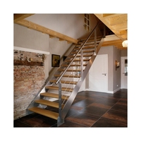 Escalier droit résidentiel moderne pour accès au loft, avec marches larges antidérapantes