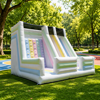 Toboggan gonflable commercial en PVC Macaron avec mur d'escalade, station combinée gonflable pastel pour location événementielle et boutiques