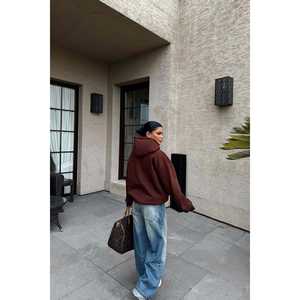 Sudadera con Capucha Marrón para Mujer con Diseño Bordado en E - Product Image 2